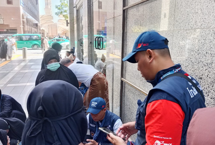 Jemaah Haji Antre Layanan Kargo Pos Indonesia di Madinah