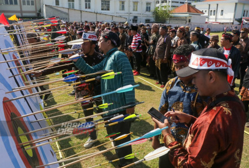 Pemeriksaan oleh juri ke peserta pemanah tradisional kategori Horsebow, di Lapangan Mulyorejo, Surabaya, Jawa Timur. Minggu 13 Agustus 2023. Ajang perlombaan pemanah tradisional tersebut diikuti sebanyak 750 Peserta di antara lain perwakilan tiap Provinsi se Indonesia dan 12 peserta lainnya dari Malaysia dan terbagi dalam dua kategori yakni Horsebow dan Jemparingan dengan jarak panah sekitar 50 meter. (Moch Sahirol/Harian Disway)