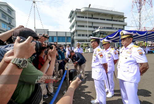 Laksamana Muda TNI Maman Firmansyah (kiri), Laksamana Madya TNI Herru Kusmanto (tengah) dan Laksamana Muda TNI Dr. T.S.N.B. Hutabarat (kanan) saat diwawancara oleh awak media setelah upacara sertijab Pangkoarmada II di Dermaga Ujung Koarmada II, Surabaya, Jawa Timur. Senin (27/2/2023). (foto: Moch Sahirol)