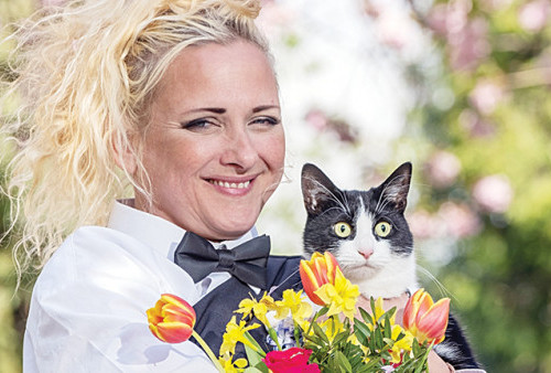 Takut Berpisah, Perempuan Inggris Nikahi Kucing