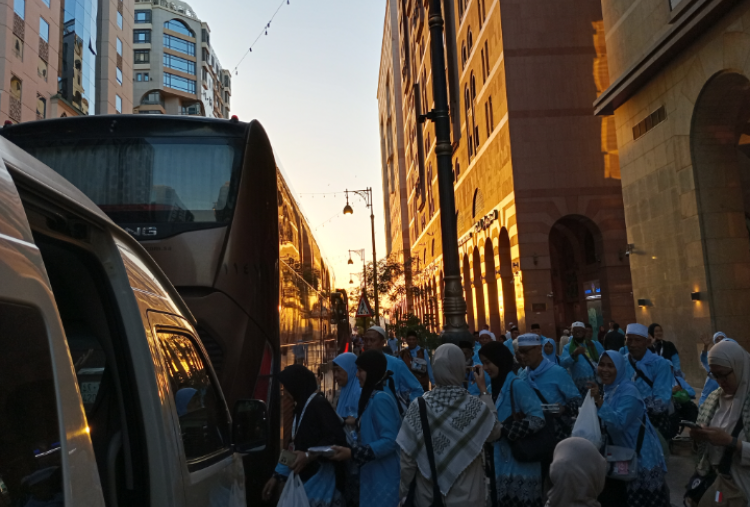 Syukur Kloter YIA 8 Tiba di Madinah, Tim Bimbad Langsung Dampingi ke Raudhah