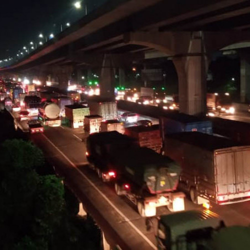 Kemacetan TOL Cikampek Tembus Wilayah Cikunir Hingga Malam Ini, Kendaraan Berat Merayap dari Arah Jakarta