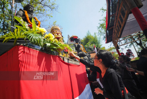 Umat Hindu mengikuti Upacara Nata Jagat yang digelar di Pura Penataan Luhur Medang Kamulan, Gresik, Jawa Timur, Jumat (30/6/2023). Upacara Nata Jagat tersebut bertujuan munutup rangkaian Hari Lahir Pangcasila serta menjaga keharmonisan antara manusia dengan alam.
