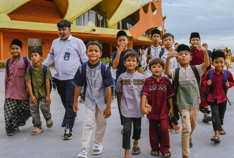 Satu Tahun Danantara, ASDP Salurkan 2 Ribu Paket Perlengkapan Sekolah untuk Generasi Muda