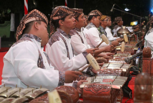 Alunan musik gamelan saat pagelaran wayang yang berlangsung di Korem 084/Bhaskara Jaya, Surabaya, Jawa Timur, Jumat 6 Oktober 2023. Kesenian Wayang Kulit yang digelar dalam rangka HUT ke-78 TNI ini mengusung lakon Bimo Krido secara serentak di 78 titik di seluruh Indonesia termasuk di luar negeri. Untuk wilayah Jawa Timur digelar di 9 titik yaitu di Surabaya, Madiun, Mojokerto, Pacitan, Trenggalek, Ponorogo, Tulungagung, Blitar dan Kediri. (Moch Sahirol/Harian Disway)