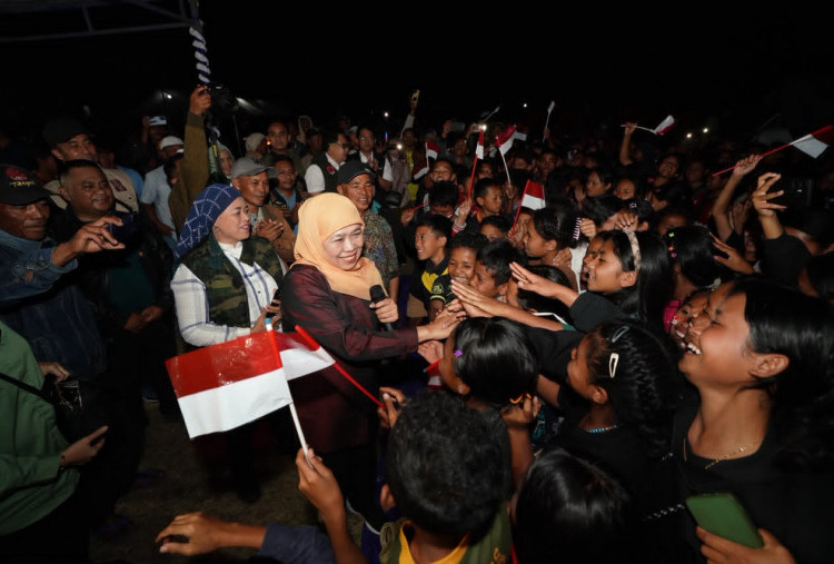 Gubernur Khofifah Tinjau Pengungsian Gempa NTT, Dorong Trauma Healing Anak