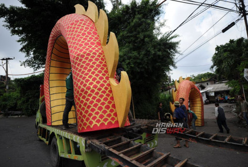 Pekerja Dinas Lingkungan Hidup (DLH) melakukan proses pembuatan replika Liong Naga Raksasa di Kantor Rayon Taman Pusat DKRTH Kota Surabaya, Jawa Timur, Rabu, 31 Januari 2024.

Replika Liong Naga Raksasa yang berkonsep 3 dimensi (3D) yang memiliki tinggi 6 meter dengan lebar kurang lebih 20 meter tersebut bakal dipasang di halaman Balai Kota Surabaya untuk menyambut perayaan Imlek yang jatuh pada tanggal 10 Februari 2024. (Julian Romadhon/Harian Disway)
