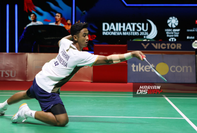 Pebulu tangkis tunggal putra Indonesia, Alwi Farhan, menghadapi wakil Thailand, Panitchaphon Teeraratsakul, pada babak final Daihatsu Indonesia Masters 2026 di Istora Senayan, Jakarta, Minggu (25/1/2026). Alwi keluar sebagai juara turnamen tersebut setelah menang dua gim langsung dengan skor 21-5 dan 21-6.HARITSAH ALMUDATSIR / HARIAN DISWAY 