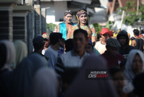 Acara dimulai dengan upacara adat di tepi pantai, di mana para sesepuh desa memimpin doa dan ritual untuk meminta perlindungan dan kesejahteraan bagi para nelayan. Larung sajen, yang terdiri dari berbagai macam makanan yang dianggap suci, dipersiapkan dengan penuh khidmat. Sajen ini akan dibawa ke laut dalam prosesi yang khidmat dan disertai dengan nyanyian serta tarian tradisional.