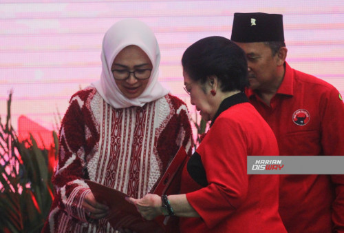 Ketua Umum PDIP Megawati Soekarnoputri menyerahkan dukungan kepada Airin Rachmi Diany dan Ade Sumardi untuk maju sebagai calon gubernur dan wakil gubernur di Pilgub Banten 2024