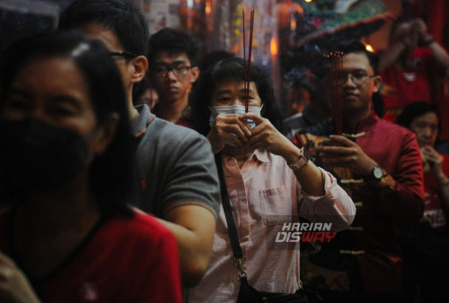 Warga Tionghoa melakukan ibadah di Kelenteng Hong San Ko Tee, Surabaya, Jawa Timur, Jumat, 9 Februari 2024. Ibadah pada malam pergantian Tahun Baru Imlek 2575 itu sebagai ungkapan syukur atas segala rezeki dan keselamatan serta untuk pengharapan kehidupan yang lebih baik di tahun ini. (Julian Romadhon/Harian Disway)