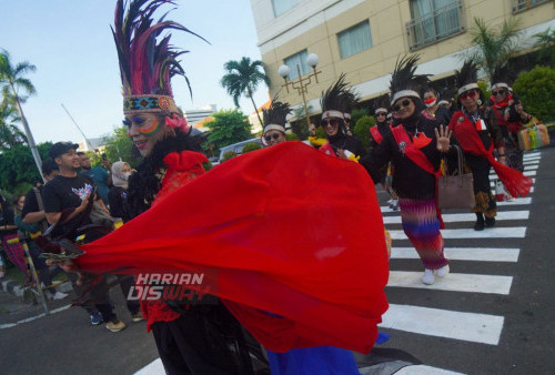 Model membawakan busana kreasi dalam WTC Fashion Week 2022 di halaman gedung WTC Surabaya, Jawa Timur, Minggu 21 Agustus 2022. WTC Fashion Week digelar pada 17 - 21 Agustus 2022 dan di ikuti sebanyak 200 peserta dari berbagai daerah di Jawa Timur dengan mengangkat tema 