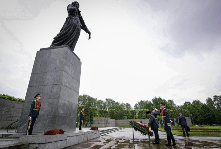 Kunjungan ke Rusia, Prabowo Tabur Bunga di Taman Makam Pahlawan St. Petersburg 