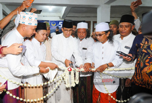 Bacapres Pilpres 2024 Anies Baswedan resmikan diposko ASWAJA di Ponpes Nderesmo, Sidosermo, Surabaya, Jawa Timur, Minggu, 1 Oktober 2023 malam. Dalam kunjungan Anies Baswedan tersebut dalam rangka meresmikan Posko ASWAJA. Peresmian Posko Aswaja (Anies Wajib Jadi) itu menjadi rangkaian kegiatan Bacapres Anies selama di Surabaya. (Julian Romadhon/Harian Disway)