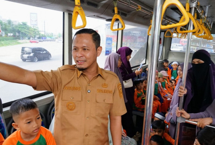 Wali Kota Pekanbaru Raih Penghargaan 'Pendorong Pertumbuhan Ekonomi Kota' dari Dahlan Iskan