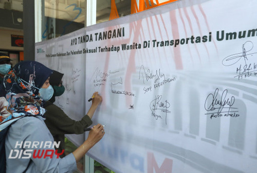 Pengunjung Stasiun Gubeng Surabaya, Hamidah 44 dan Nurul Fadilah 18 menandatangi petisi Lawan Kekerasan dan Pelecehan Seksual Pada Wanita di Transportasi Umum, 29 Juni 2022. Petisi yang dibentangkan di Stasiun Gubeng Surabaya itu akan dikirim ke Komisi Perlindungan perempuan bila sudah penuh dengan tanda tangan dukungan, sebagai bentuk dukungan dan pelindungan untuk perempuan