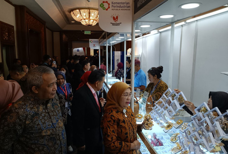 Masuk Tahun ke-28, Surabaya International Jewellery Fair 2025 Masih Punya Daya Pikat Pengunjung Wanita