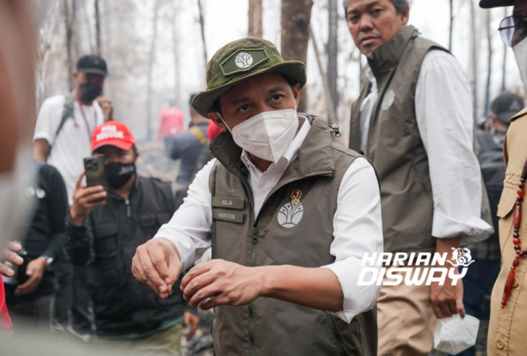 Pemadaman turut dilakukan melalui operasi modifikasi cuaca (OMC) dan water bombing. Namun, operasi helikopter masih terkendala jarak pandang, sementara OMC dilakukan ketika terdapat bibit awan yang memungkinkan. Pemerintah terus memperkuat upaya darat dan udara untuk mengendalikan kebakaran di Sebangau. Foto: Kemenhut