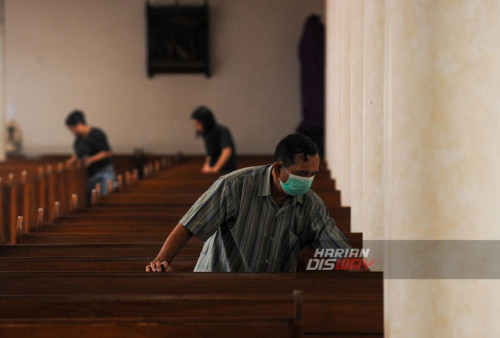 Ketua Panitia Paskah, Kwa Li Hong, menjelaskan tujuan dari kerja bakti ini. 