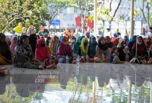 Sebanyak 200 orang warga fakir duduk di halaman Masjid Baiturrozaq CitraLand, Surabaya, Jawa Timur, Minggu 13 Agustus 2023. Masjid Baiturrozaq CitraLand menyalurkan zakat untuk warga fakir sebanyak 200 penerima kategori fakir guna memenuhi kebutuhan sehari-hari. (Julian Romadhon/Harian Disway)