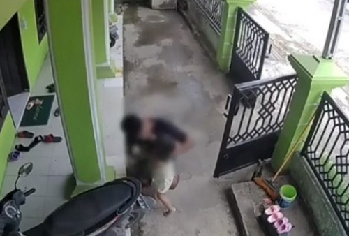 Parah! Pencabulan Bocah di Teras Terekam CCTV, Tak Berusaha Lari Saat Ketahuan Orang Tua Korban