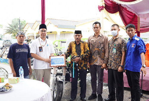 PT Timah Tbk Serahkan Motor Roda Tiga ke Kampung Nelayan II di Sungailiat