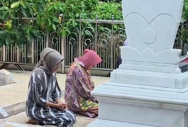 Risma Ziarah ke Makam Sunan Giri, Tukang Ojek Sampaikan Isi Hati