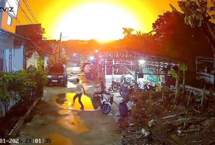 Bak Rudal Iran, Langit Bekasi Memerah Kala SPBE Cimuning Meledak!