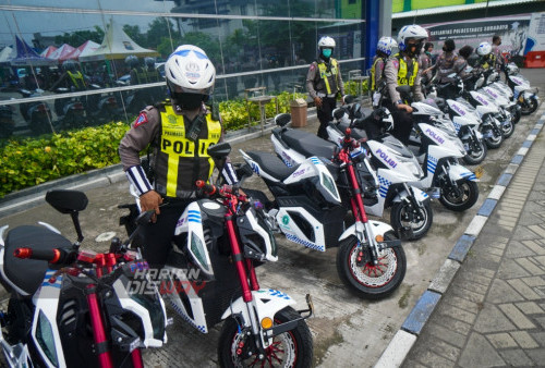 Sebanyak 20 unit motor listrik roda dua tersebut hasil hibah yang akan di gunakan untuk patroli sehari-hari di wilayah hukum Polrestabes Surabaya.