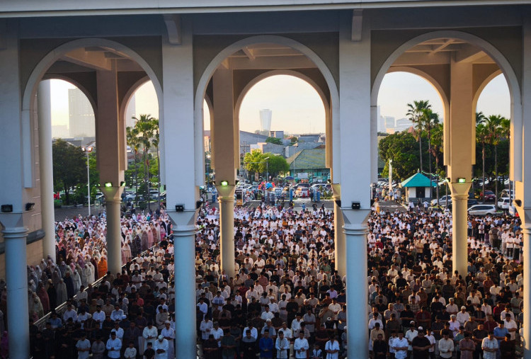 Potret Lautan Jamaah Padati Masjid Al Akbar Surabaya, Khusyuk Laksanakan Salat Iduladha 1447 H!