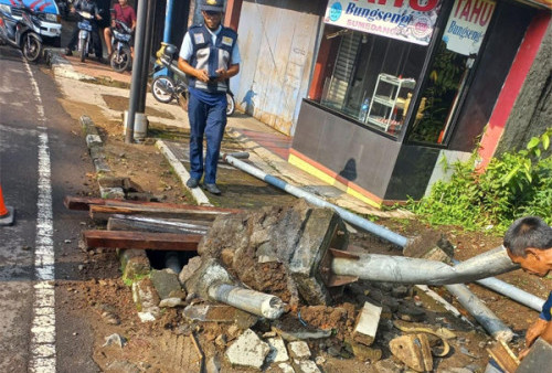 Truk berpelat nomor Z 8247 WS menabrak tiang warning light di Jalan Brigjen M Isa Kota Banjar, Rabu (15/6/2022) sekitar pukul 06.30 WIB.