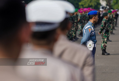 Personel TNI dan Polri mengikuti Apel Gelar Pasukan Operasi Ketupat Semeru 2023 di Kodam V/Brawijaya, Surabaya, Jawa Timur, Senin (17/4/2023). Operasi Ketupat Semeru dengan mengerahkan sebanyak 19.593 personel gabungan TNI, Polri, Dishub, Satpol-PP serta jajaran tersebut untuk pengamanan Idul Fitri 1444 H di Jawa Timur. (foto: Julian Romadhon)
