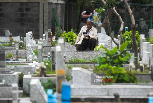 Mengingat makna yang dalam dari tradisi ini, diharapkan semangat ziarah makam menjelang Ramadan akan terus terjaga dan menjadi bagian yang tak terpisahkan dari perayaan Ramadan di Surabaya. Di tengah kepadatan persiapan menyambut bulan yang suci, momen ziarah makam memberikan pengingat bahwa di balik kesibukan, ada waktu untuk merenung dan memperbaiki diri. (Julian Romadhon/Harian Disway)