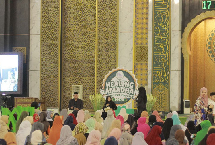 Ngaji Ngabuburit di Masjid Nasional Al-Akbar Surabaya, Bagikan Tip Mendidik Anak ala Luqman Hakim