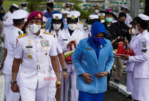 Komandan Komando Pembinaan Doktrin Pendidikan dan Latihan TNI Angkatan Laut  (Dan kodiklatal) Letnan Jenderal TNI Marinir Suhartono, didampingi Ketua Gabungan Jalasenastri Kodiklatal Ny. Etta Suhartono, menuju lokasi menabur bunga di Taman Makam Pahlawan (TMP) Sepuluh Nopember, Surabaya, Jawa Timur, Rabu (11/5). Kegiatan tersebut dalam rangka memperingati Hari Pendidikan TNI AL (Hardikal) ke-76 tahun 2022, yang diperingati setiap tanggal (12/5). Foto Julian Romadhon