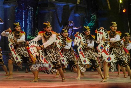 Penari Jatilan berlaga di Grebeg Suro 2023 di Alun-alun Ponorogo, Jawa Timur, Sabtu (16/7/2023) malam. Ada sebanyak 27 grup Reog Ponorogo dari berbagai Kota yang bertanding untuk memperebutkan piala Presiden dalam event Grebeg Suro 2023 telah masuk dalam Kharisma Event Nusantara (KEN) Festival Nasional Reog Ponorogo (FNRP) ke 28. Grebeg Suro tahun ini digelar selama 4 hari, mulai 14 Juli hingga 17 Juli 2023.