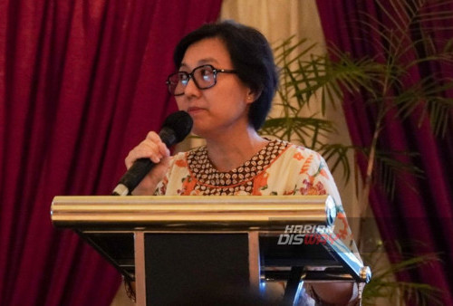 BI-Departemen Pengembangan Pasar Keuangan (DPPK), Meiana Susanti, menjelaskan langkah BI dalam mendorong penggunaan LCT saat digelarnya Binccang Bareng Media Jawa Timur, Selasa, 14 November 2023. Diskusi tersebut diselenggarakan di sela-sela rangkaian kegiatan Bank Indonesia di Magelang, dalam kegiatan Goes to Magelang yang diselenggarakan BI Jatim. Kegiatan tersebut hadir untuk penguatan kerja sama ekonomi Indonesia sebagai mitra dagang terbesar Indonesia dalam dekade terakhir, termasuk sebagai ?ajang promosi investasi-perdagangan di Indonesia melalui mediamasa. (Julian Romadhon/Harian Disway)
