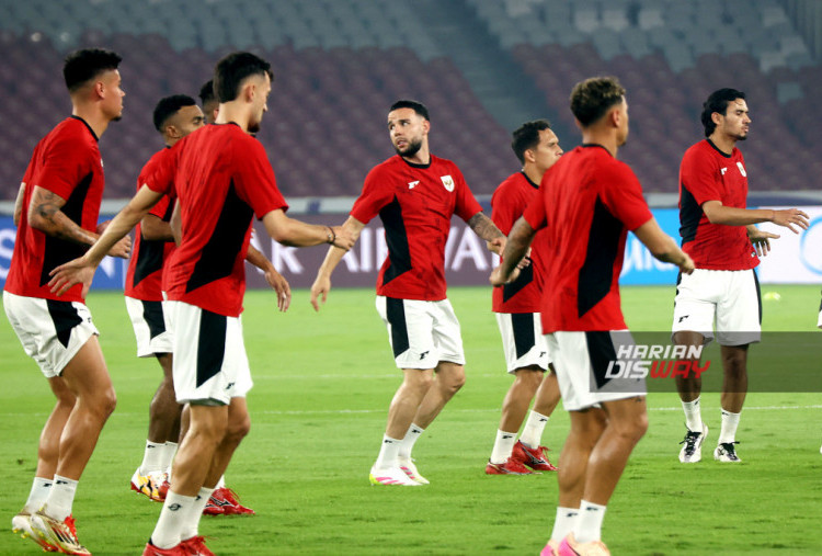 Sejumlah pemain timnas Indonesia mengikuti sesi latihan resmi di Stadion Utama Gelora Bung Karno (SUGBK) ,Jakarta, Rabu (4/6/2025). Latihan tersebut sebagai persiapan jelang melawan Timnas China dalam Kualifikasi Piala Dunia 2026 putaran ketiga Grup C di 