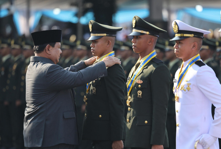 Delapan Lulusan Terbaik TNI-Polri Terima Adhi Makayasa di Hadapan Presiden Prabowo