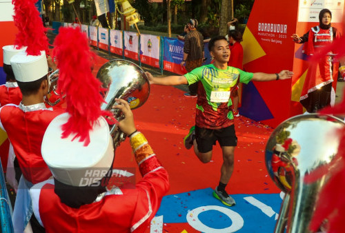 Peserta lari melintasi garis finis di Alun-alun. Minggu 23 Juli 2023. Bank Jateng Friendship Run gandeng sebanyak 1.000 pelari Surabaya untuk sosialisasi Borobudur Marathon 2023 Powered by Bank Jateng yang bakal dilaksanakan pada 19 November 2023 di Kabupaten Magelang, Jateng. (Moch Sahirol)