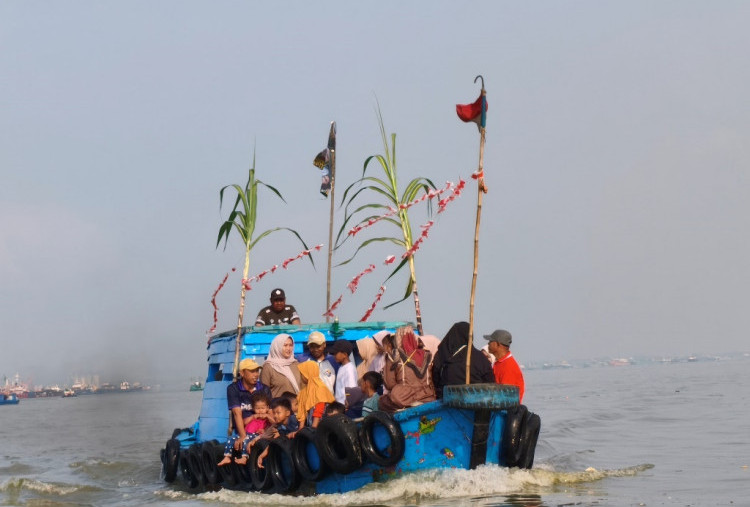 Khidmat dalam Ritual Tellasan Topa' di Selat Madura, Lega setelah Larung Ketupat dan Lepet