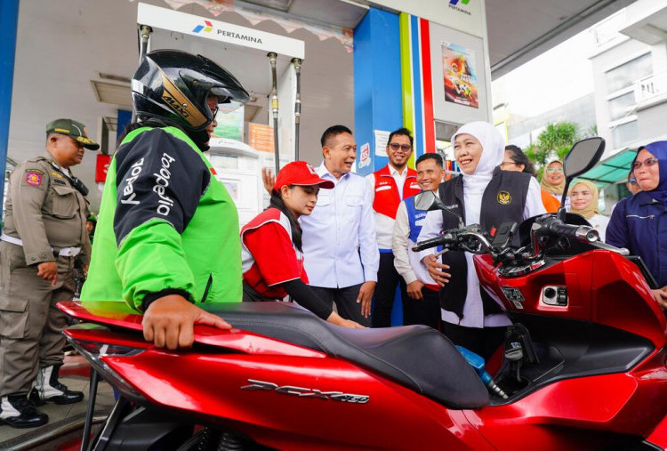 Gubernur Khofifah Bagikan BBM Gratis dan Sembako untuk Ojol Perempuan di Malang