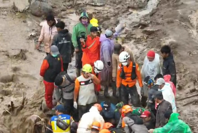 Longsor Cisarua Timbun Puluhan Warga, Bupati Bandung Barat Tetapkan Status Tanggap Darurat Bencana