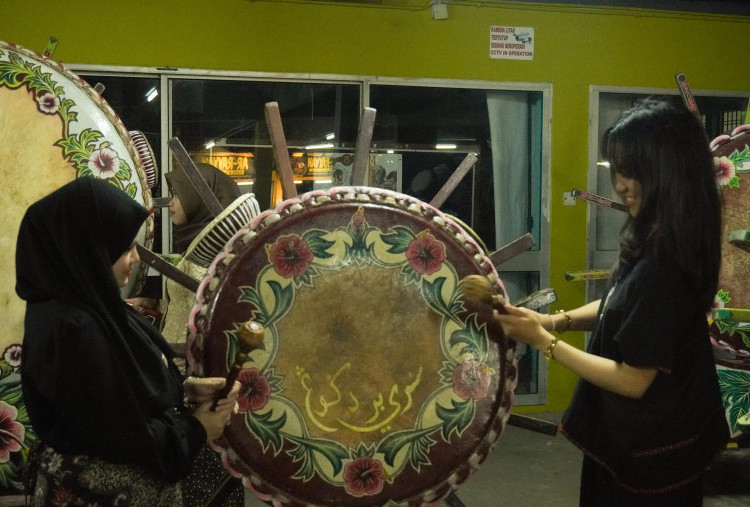 Lestarikan Budaya Serumpun, Mahasiswa BBK Internasional UNAIR Pelajari Musik Tradisional Malaysia