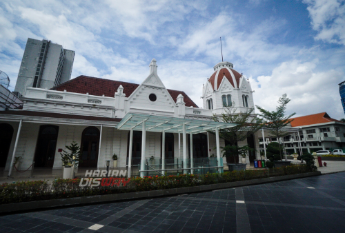 Gedung Merah Putih yang terletak di komplek Balai Pemuda, Surabaya, Jawa Timur, Jumad, 27 Mei 2022. Dalam memperingati HUT ke-729 banyak rangkaian acara istimewa yang akan digelar. Salah satunya, Surabaya Tourism Awards 2022 yang diselenggarakan oleh kerjasama antara School of Tourism Universitas Ciputra Surabaya dan Harian Disway. Event tersebut digelar sebagai bentuk apresiasi terhadap industri pariwisata di Surabaya. Foto: Julian Romadhon 