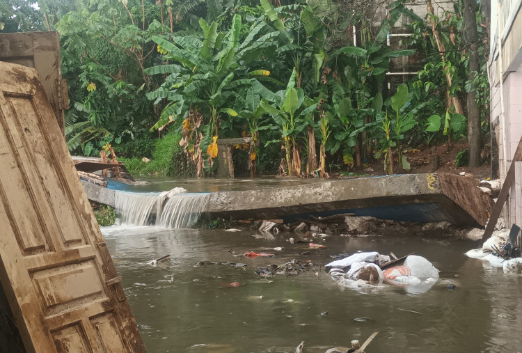 Tanggul 'Baswedan' Ambruk, Rumah dan Sekolah di Jati Padang Terendam Air
