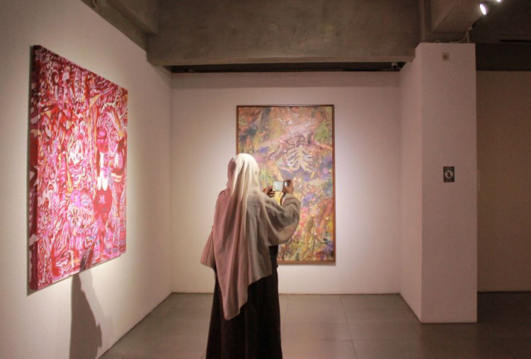 Your Camera Still Sucks Tantang Pengunjung Maknai Sendiri Lukisan Abstrak yang Saingi Jepretan Kamera