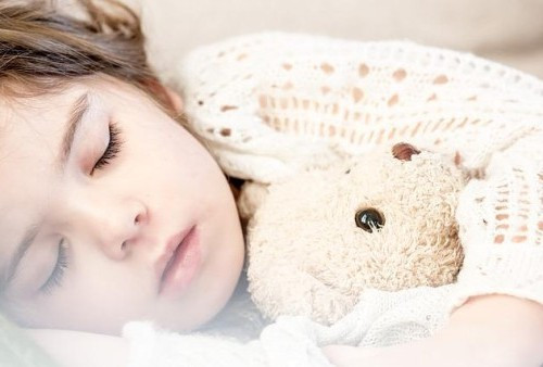 Gadis Cilik Ini Tidur 90 Menit Setiap Hari, Rupanya Idap Sindrom Angelman