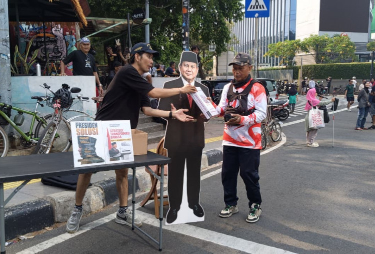 Buku Presiden Solusi Dibagikan Gratis di CFD, Warga Titip Pesan untuk Prabowo