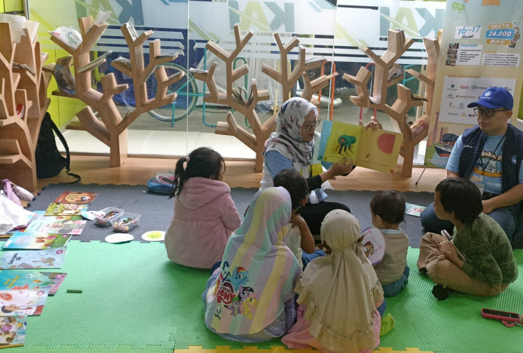 Kemendikdasmen Sebar Ribuan Buku Gratis di Stasiun, Ubah Mudik Jadi Petualangan Literasi